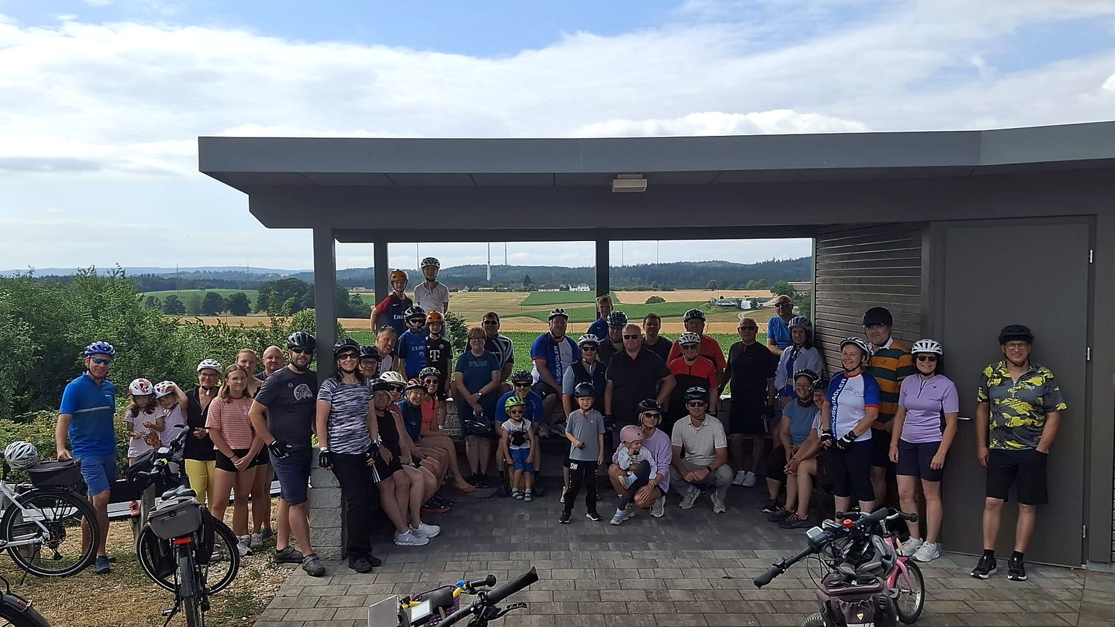 Gruppenfoto der Familienradtour 2026 rund um Hohenberg